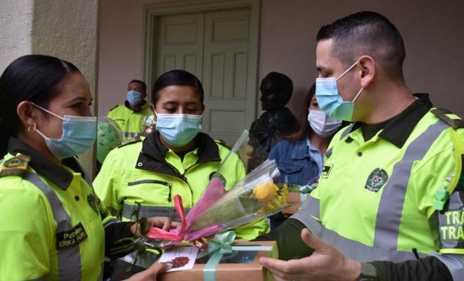 Feliz día de la mujer Policía  Feliz día de la mujer Policía