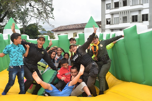reconocimiento a su labor  Gobernación festejó el día de la mujer a nuestras policías