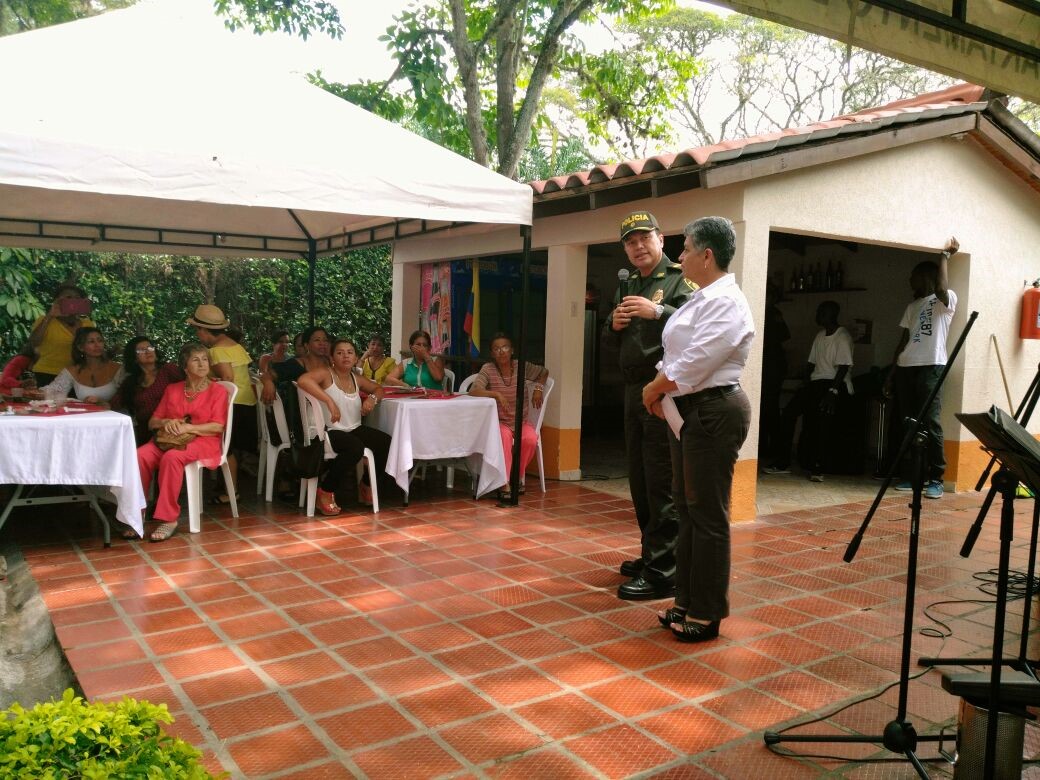 policia-celebra-dia-de-la-mujer-en-tulua