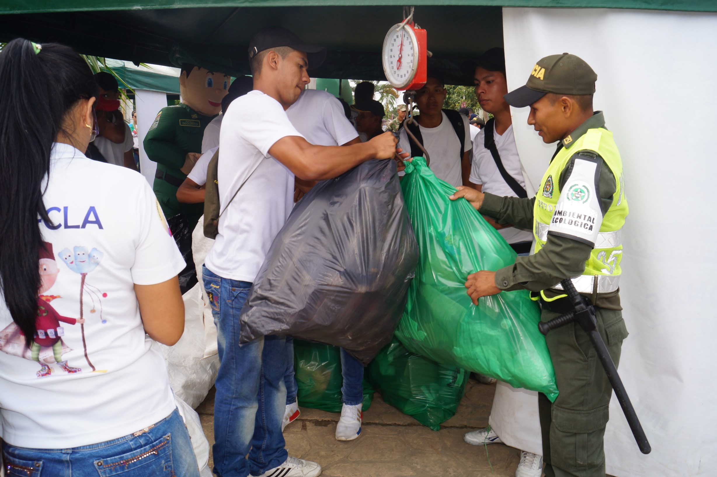 Una tonelada de residuos sólidos fue retirada de las riberas del rio amazonas 