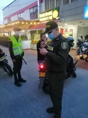 Estamos listos para evitar acciones delincuenciales por el pago de la prima y el día sin IVA Policía verificando antecedentes