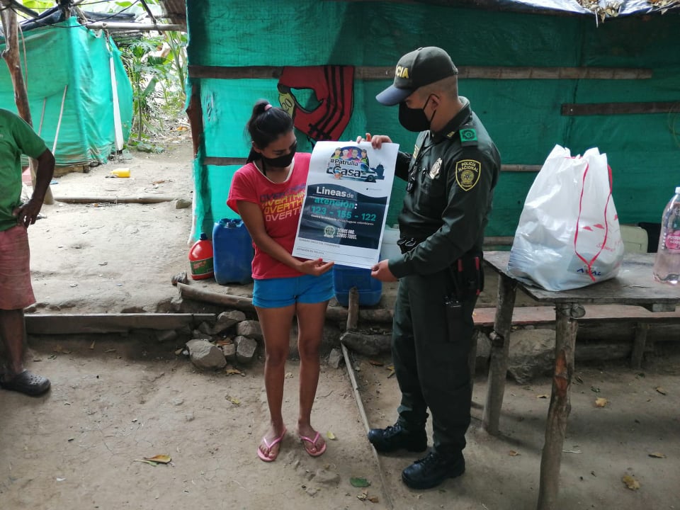 En canoa llegamos hasta la vereda Ceboruco con ayudas humanitarias y la estrategia “Patrulla en Casa” difusión de campaña