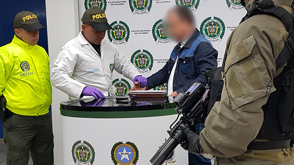 En Bogotá capturamos a “El señor de los gallos”, integrante de “Los puntilleros” En Bogotá capturamos a “El señor de los gallos”, integrante de “Los puntilleros”