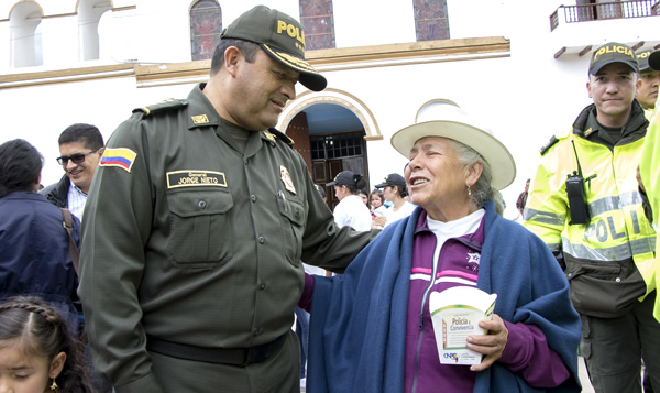director-policia-colombia-saludo-madres-dia-celebracion