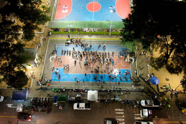 Toma aérea de policías realizando intervención en cancha deportiva y sus alrededores para prevenir el delito
