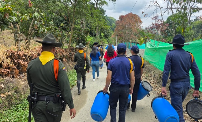 policias_y_comunidad_entregando_donaciones_a_animales