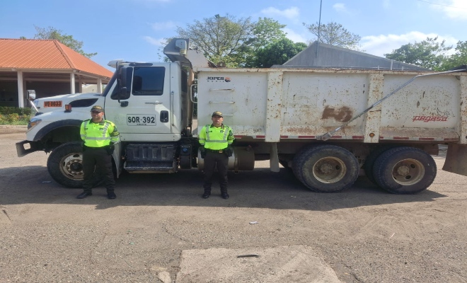 Dos policías y un camión