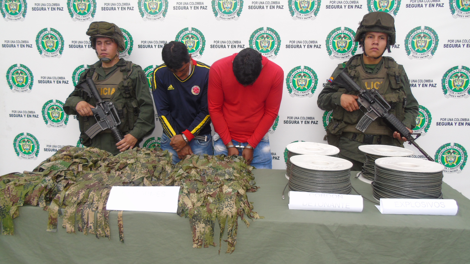 Contundencia del plan de choque “el que la hace la paga” dos-hombres-capturados-con-cordon-detonante-y-uniformes-militares