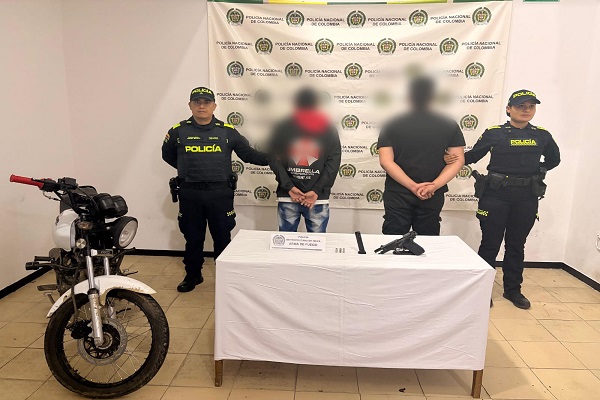 Dos Polic&iacute;as y dos capturados un arma de fuego y una motocicleta