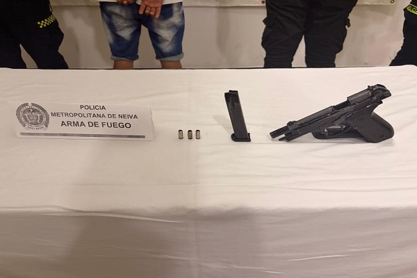 Arma de fuego tipo pistola con dos cartuchos