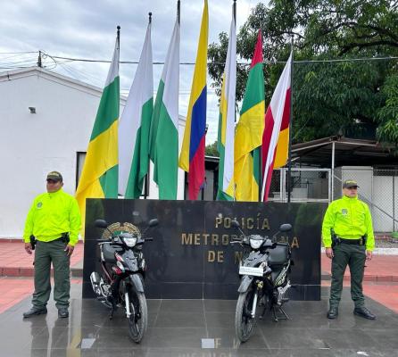 Motocicletas recuperadas-policías custodiando