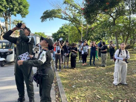 Uniformados de la Policía de Turismo brindaron acompañamiento y orientación en municipios estratégicos para garantizar una jornada segura de avistamiento de aves.