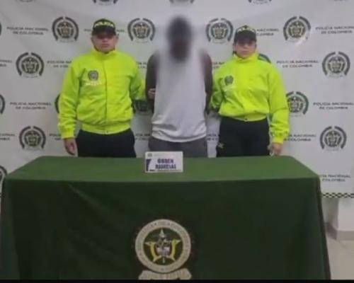 Dos policías un hombre capturado