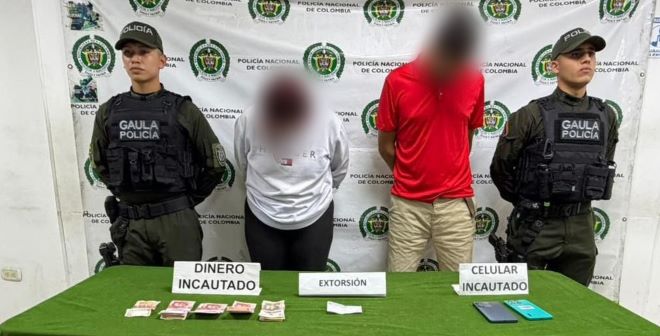 Dos policías con un capturado y elementos incautados 