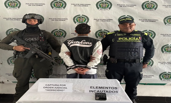 Dos Policías con un capturado y elementos incautados