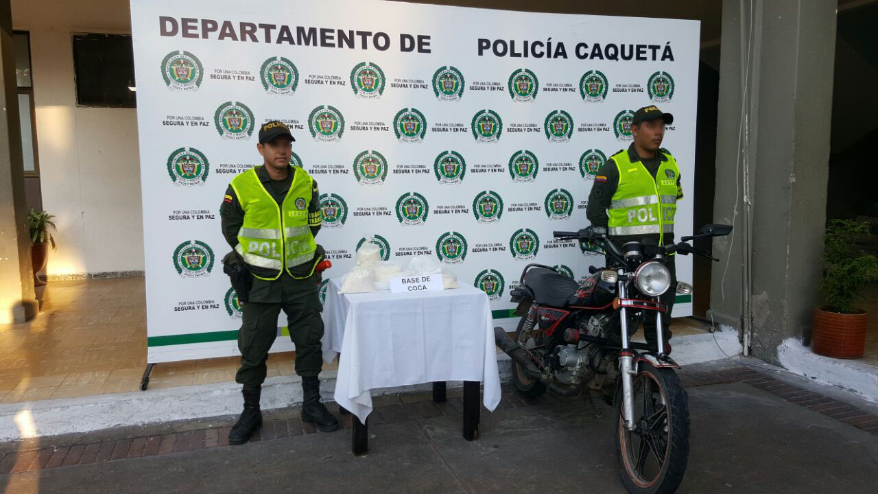 Efectivos operativos contra el tráfico de drogas droga-incautada-y-motocicleta-inmovilizada