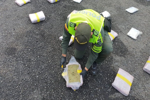 600 kilos de marihuana venían en medio de utensilios de panadería Policía verificando paquetes