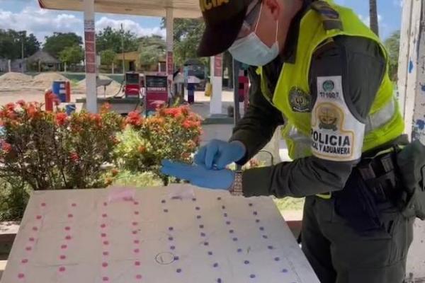 Policía verificando drogas sintéticas 