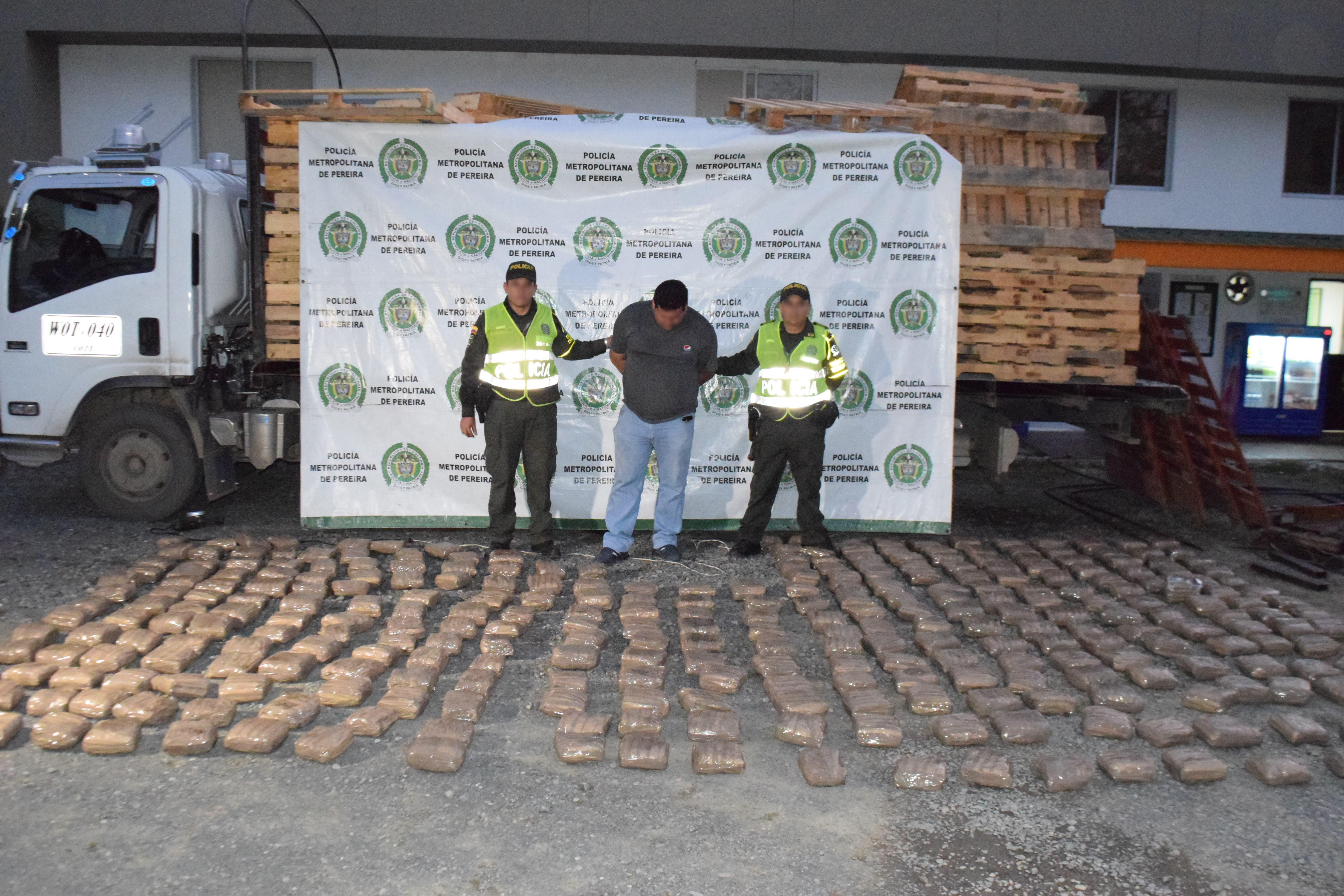 Policía nacional captura a una persona por transportar 200 kilos de marihuana Policía nacional captura a una persona por transportar 200 kilos de marihuana