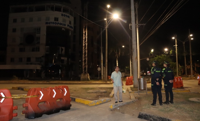 edificaci&oacute;n colapsada polic&iacute;as y ciudadano vestido de camisa y pantal&oacute;n