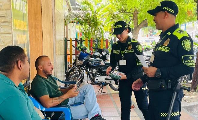 Entregan de volantes informativos de los m&aacute;s buscados.