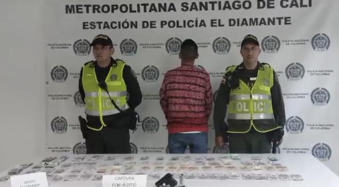 Capturado un hombre que pretendía hurtar entidad de recaudo de dinero Persona capturada-policías custodiando