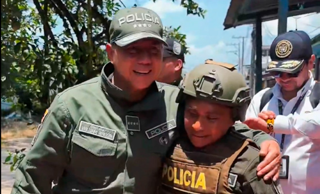 Director general abrazando uniformado de estaci&oacute;n de polic&iacute;a el Placer