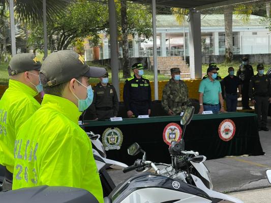 Policías recibiendo parque automotor