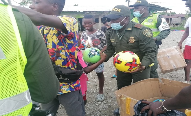 Él es el patrullero Juan Carlos Mena, “el ángel de la guarda de las familias vulnerables de Quibdó Él es el patrullero Juan Carlos Mena, “el ángel de la guarda de las familias vulnerables de Quibdó