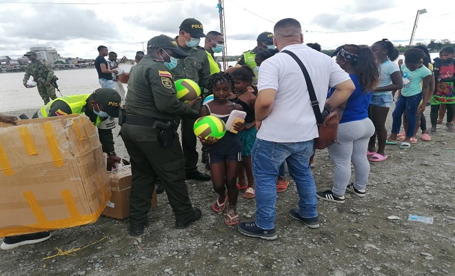 Él es el patrullero Juan Carlos Mena, “el ángel de la guarda de las familias vulnerables de Quibdó Él es el patrullero Juan Carlos Mena, “el ángel de la guarda de las familias vulnerables de Quibdó