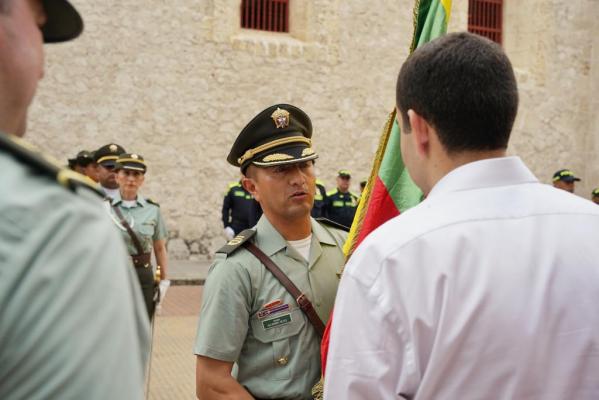 El Gobernador Vicente Blel hace la entrega de la bandera del Departamento