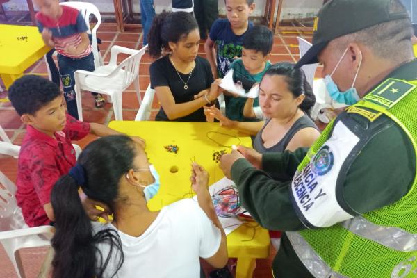 los niños, niñas y adolescentes realizan manualidades