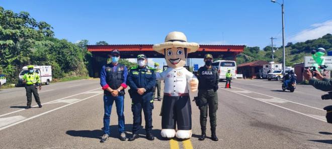 Más de 120 Policías integran el componente especial para apoyar la movilidad y acompañamiento a los viajeros en esta temporada  policía e inflable del huila