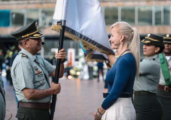 el se&ntilde;or coronel al lado de la se&ntilde;ora gobernadora recibiendo la bandera del departamento del valle del cauca