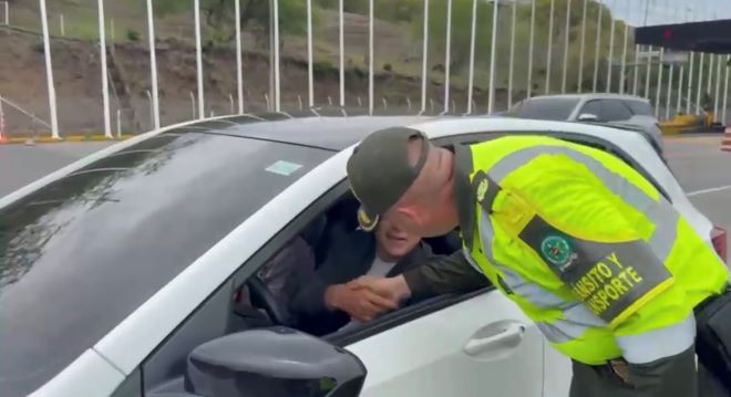 el se&ntilde;or coronel con un ciudadano realizando controles viales saludando