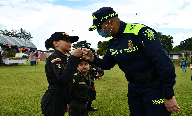 Policía con niños