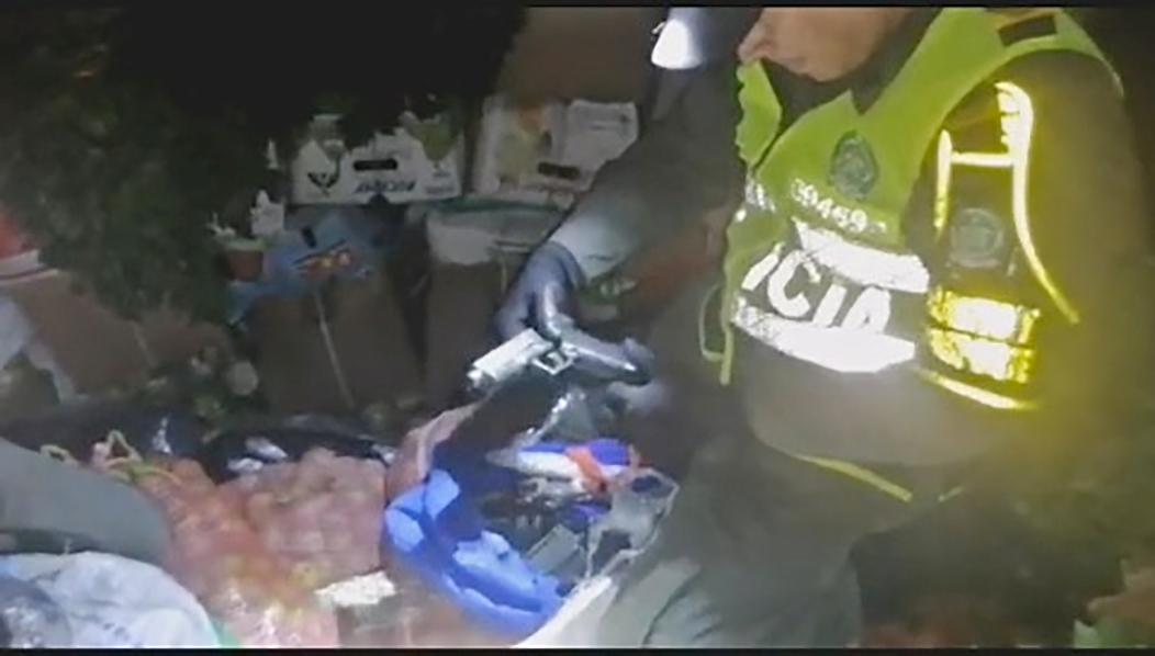 en la vía que conduce de Medellín a Montería a la altura del municipio de Valdivia Capturadas 03 personas que transportaban una caleta de armas de fuego