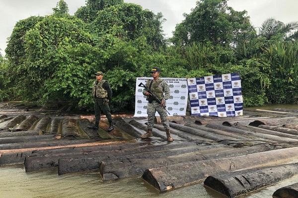 En articulación con Armada Nacional incautamos 300 trozas de madera. En-articulación-con-Armada-Nacional-incautamos-300-trozas-de-madera.