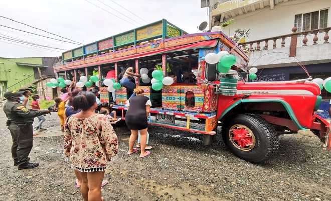 En conmemoración del día de la diversidad étnica y cultural realizamos una chiva tour en Quibdó y conversatorio en Tadó En conmemoración del día de la diversidad étnica y cultural realizamos una chiva tour en Quibdó y conversatorio en Tadó