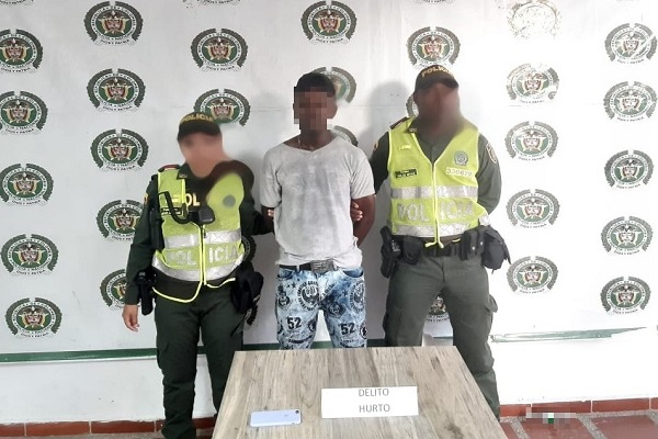 En flagrancia capturamos a un sujeto cuando se hurtaba un celular. En-flagrancia-capturamos-a-un-sujeto-cuando-se-hurtaba-un-celular.