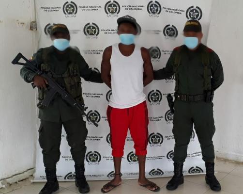 En planes de control lo capturamos, es requerido por violencia intrafamiliar agravada. En planes de control lo capturamos, es requerido por violencia intrafamiliar agravada.