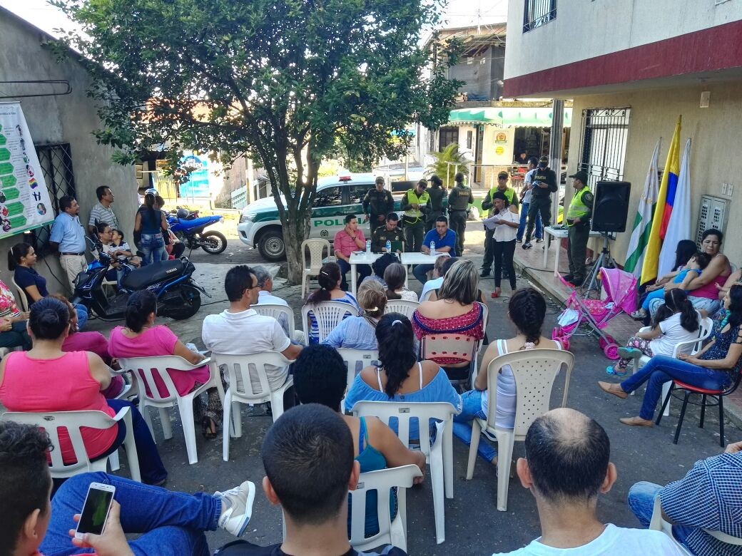 De la mano con la comunidad construimos comunidades seguras y en paz  encuentro-comunitario-florencia