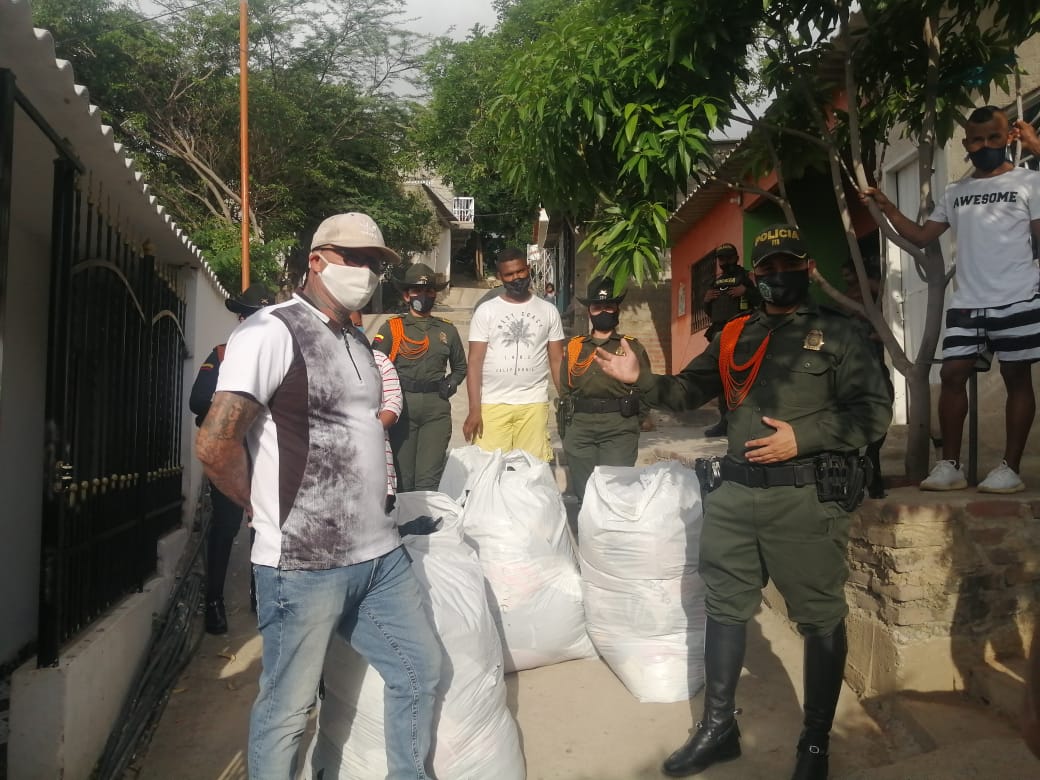 Uniformados siguen solidarizándose con los más necesitados entrega-ayudas