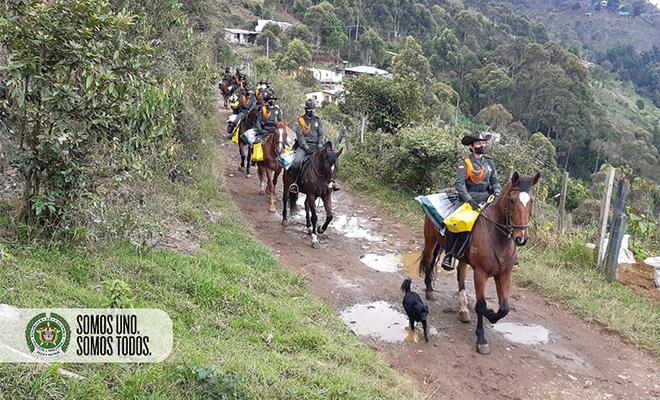 Con nuestros Carabineros llegamos al barrio Bello Oriente de Medellín con ayudas 