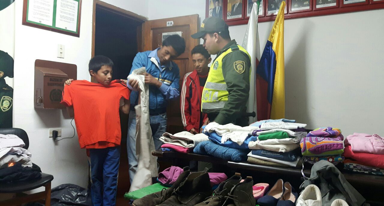Policía entrega ropa y calzado en Iza Policía entrega ropa y calzado en Iza