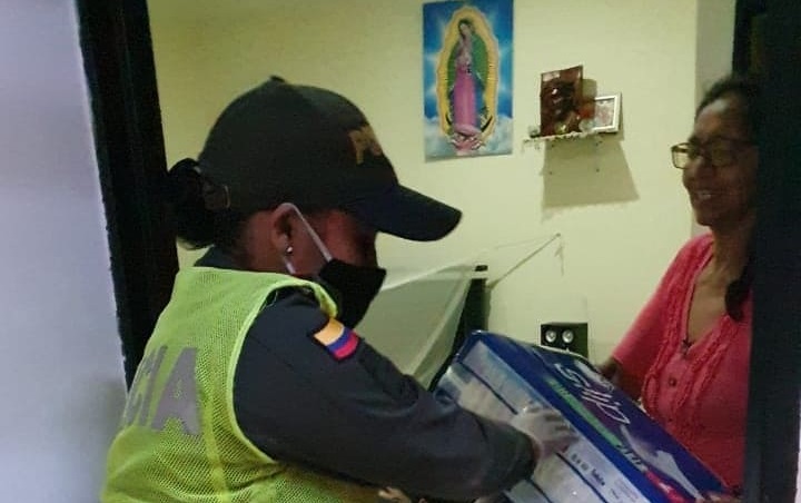 entrega ayuda a niños de buenaventura policia valle entrega-ayuda-niños-buenaventura-policia-valle