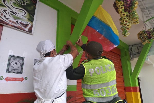 las banderas les fueron entregadas a nuestros héroes solidarios  Más de 100 banderas adornaron el corregimiento de Santa Ana