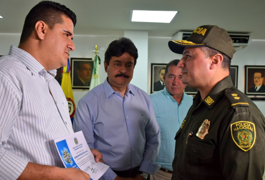 el señor Alcade del municipio Elías recibe el certificado de su territorio libre de expendio   entrega_de_certificados_a_los_senores_alcaldes