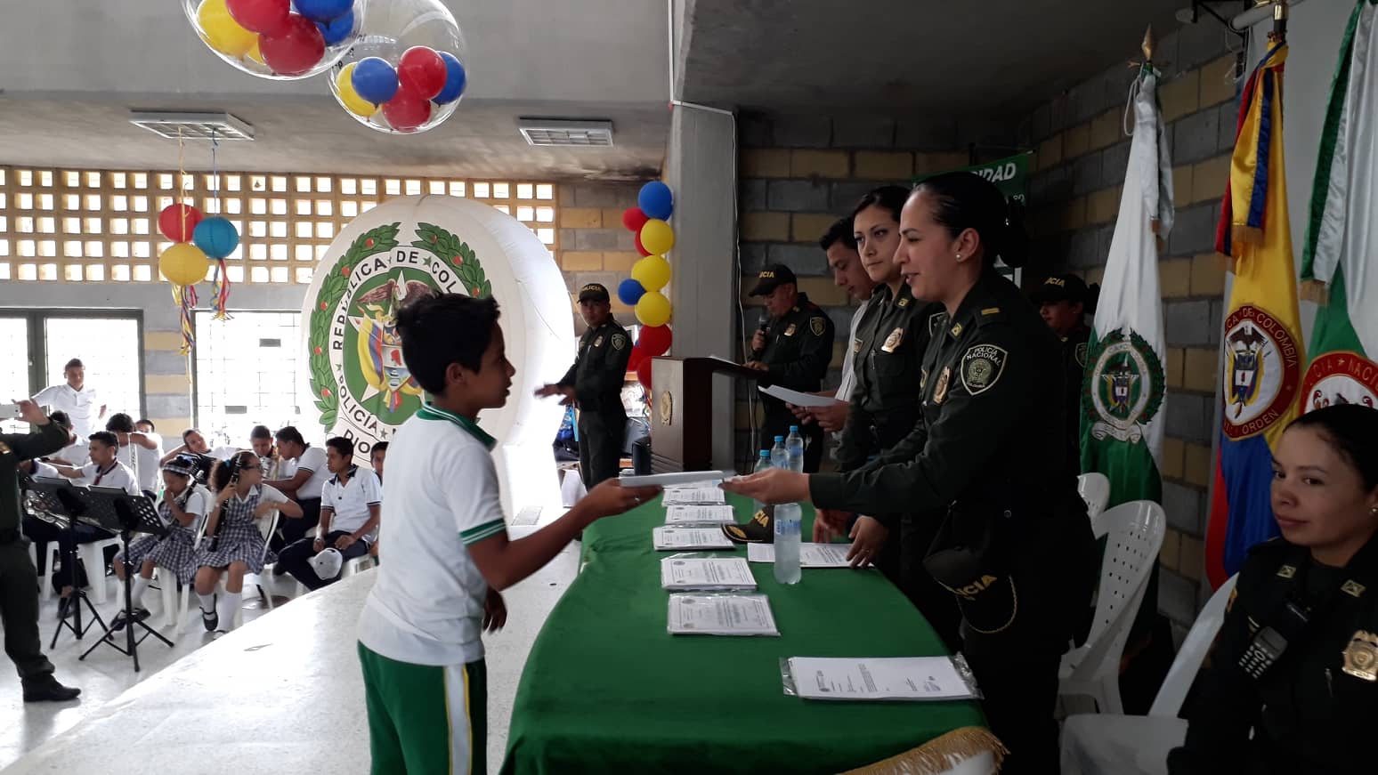 entrega de diplomas a niños del colegio Baraya diplomas-a-niños-en-la-clausura-contra-las-drogas-y-violencia-baraya-huila