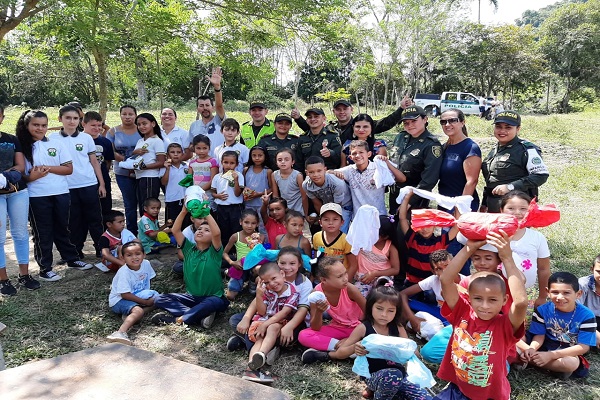 La unión entre comerciantes permitió la entrega de los kits  Los niños de estación Pereira ya irán a clases con todos sus elementos